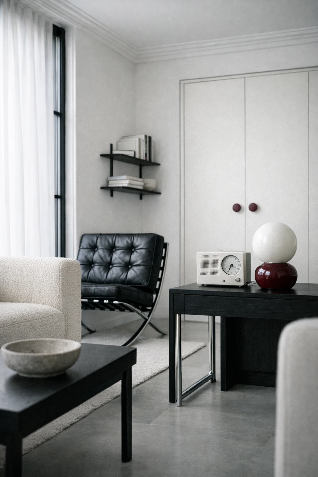 Светлый современный апартамент в белой палитре с мягкими тенями и чистой архитектурной геометрией.